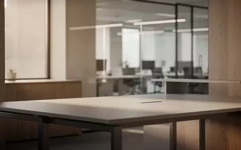 Ein minimalistisch gestalteter, aufgeräumter Arbeitsplatz in einem hellen, modernen Büro mit Fokus auf eine neutrale Ästhetik. - Foto: über boerse-global.de