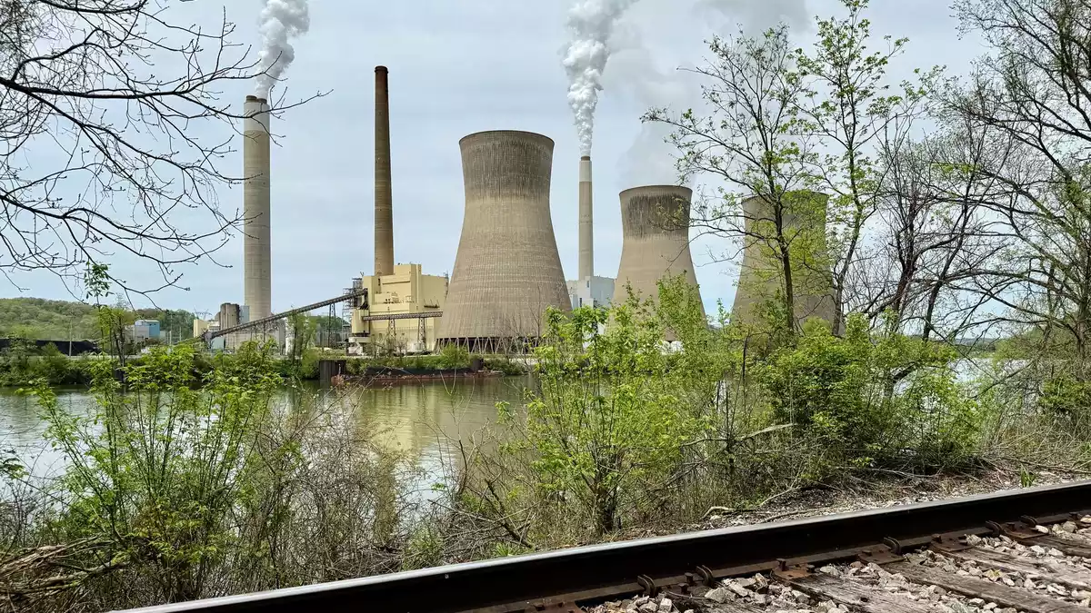 Die USA heben Vorschriften zum Ausstoß klimaschädlicher Treibhausgasemissionen auf. (Archivbild) - Bild: John Raby/AP/dpa