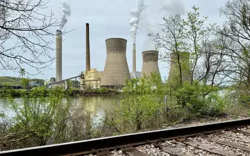 Die USA heben Vorschriften zum Ausstoß klimaschädlicher Treibhausgasemissionen auf. (Archivbild) - Foto: John Raby/AP/dpa