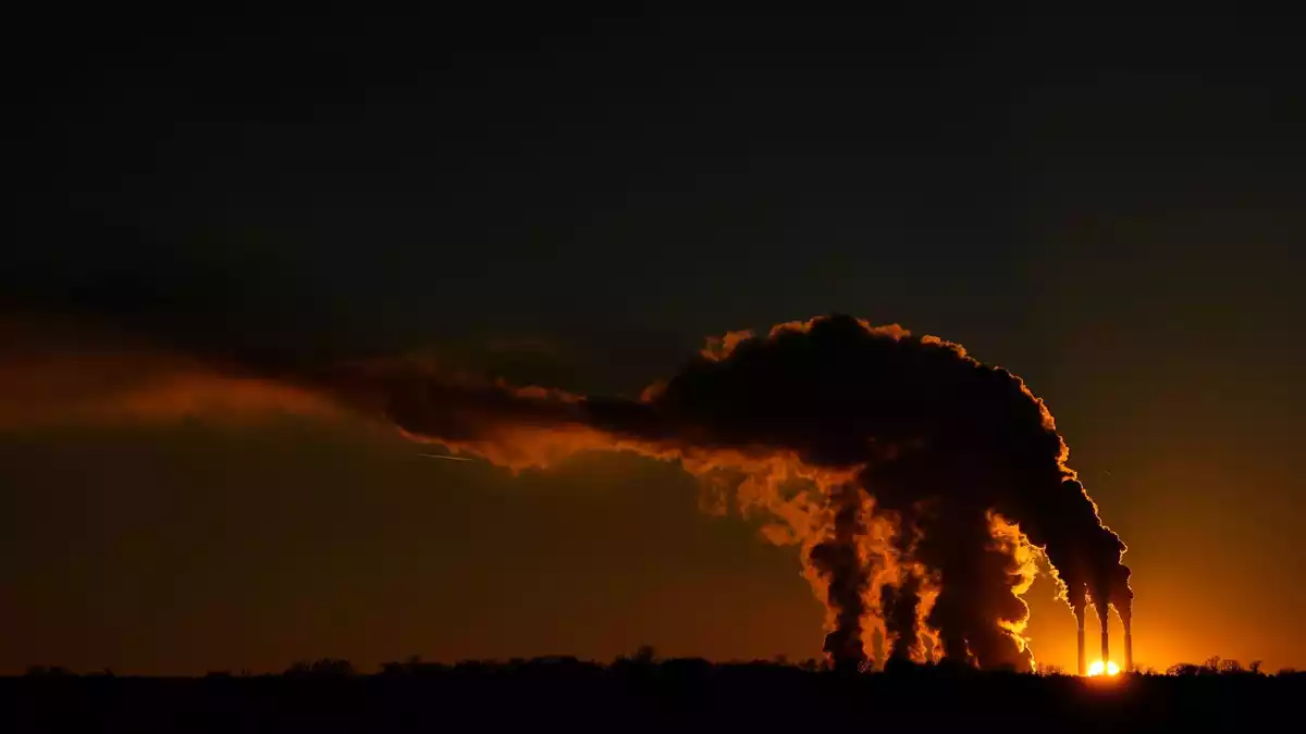 Ein Kohlekraftwerk im US-Bundesstaat Kansas. Die USA gehören zu den weltweit größten Verursachern von Treibhausgasen. (Archivbild) - Bild: Charlie Riedel/AP/dpa