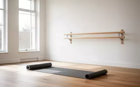 Ein minimalistischer Fitnessraum mit Holzboden, einer ausgerollten Yogamatte und einer stabilen Wandhalterung für das Training. - Foto: über boerse-global.de
