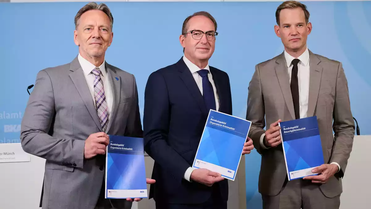 «Null Toleranz gegenüber denen, die an der Sucht verdienen», fordert der Bundesdrogenbeauftragte, Hendrik Streeck (rechts) - Bild: Annette Riedl/dpa