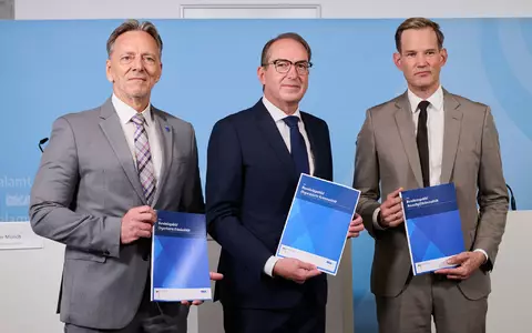 «Null Toleranz gegenüber denen, die an der Sucht verdienen», fordert der Bundesdrogenbeauftragte, Hendrik Streeck (rechts) - Foto: Annette Riedl/dpa