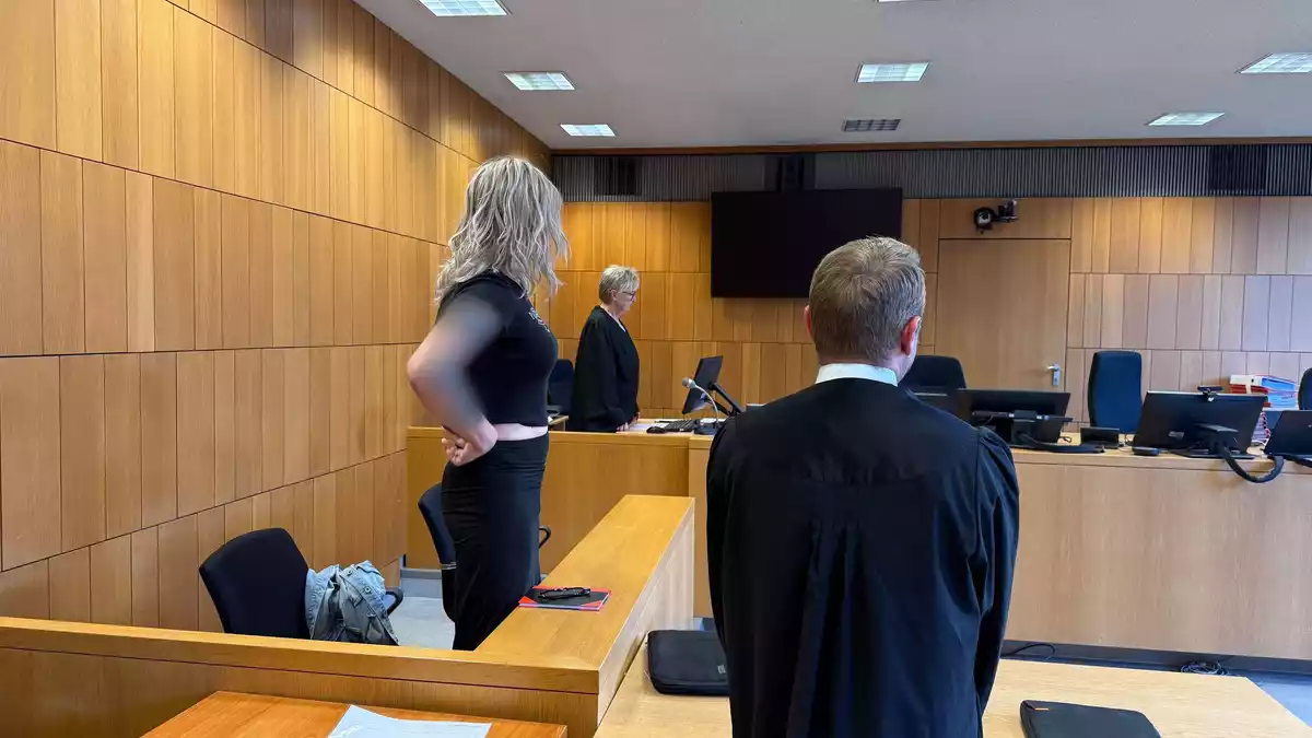 Die Angeklagte sitzt im Münchner Männergefängnis in U-Haft. - Bild: Britta Schultejans/dpa