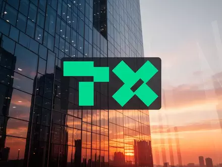 Moderne Glasfassade eines Bürogebäudes bei Sonnenuntergang als Symbol für Investitionen und Wachstum. - Foto: über boerse-global.de