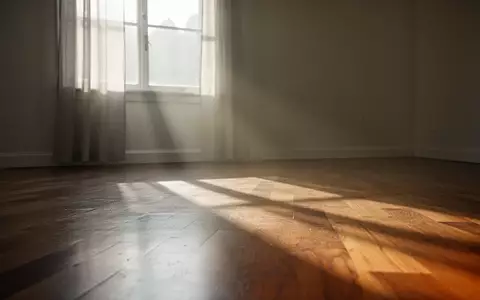 Ein ruhiger, minimalistischer Raum mit einfallendem Morgenlicht und sanften Schatten auf einem Holzboden. - Foto: über boerse-global.de