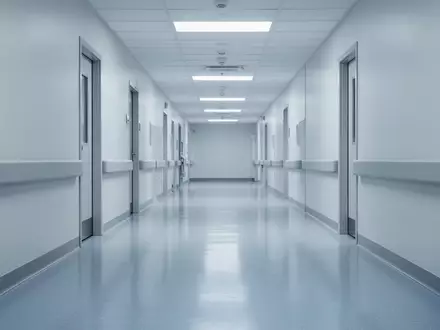 Ein leerer, steriler Krankenhausflur mit hellen Wänden und glänzendem Boden in einer ruhigen, klinischen Umgebung. - Foto: über boerse-global.de