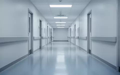 Ein leerer, steriler Krankenhausflur mit hellen Wänden und glänzendem Boden in einer ruhigen, klinischen Umgebung. - Foto: über boerse-global.de