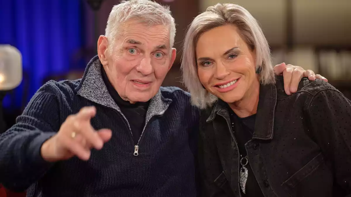Heinz Hoenig und seine Ehefrau Annika Kärsten-Hoenig bei einem Fototermin im November 2025. (Archivbild) - Bild: Henning Kaiser/dpa