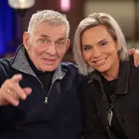Heinz Hoenig und seine Ehefrau Annika Kärsten-Hoenig bei einem Fototermin im November 2025. (Archivbild) - Foto: Henning Kaiser/dpa