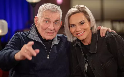 Heinz Hoenig und seine Ehefrau Annika Kärsten-Hoenig bei einem Fototermin im November 2025. (Archivbild) - Foto: Henning Kaiser/dpa