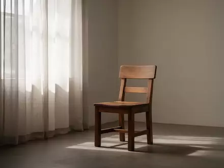 Ein minimalistischer, ruhiger Raum mit weichem Tageslicht und einem einzelnen Holzstuhl, der eine Atmosphäre von emotionaler Sicherheit und innerem Gleichgewicht vermittelt. - Foto: über boerse-global.de