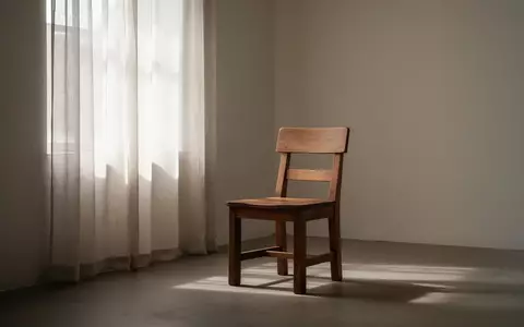 Ein minimalistischer, ruhiger Raum mit weichem Tageslicht und einem einzelnen Holzstuhl, der eine Atmosphäre von emotionaler Sicherheit und innerem Gleichgewicht vermittelt. - Foto: über boerse-global.de