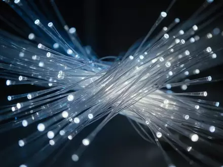 Symbolic image: glowing fiber optic cables - Foto: über boerse-global.de