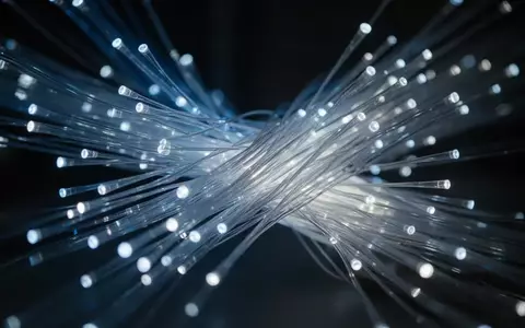 Symbolic image: glowing fiber optic cables - Foto: über boerse-global.de
