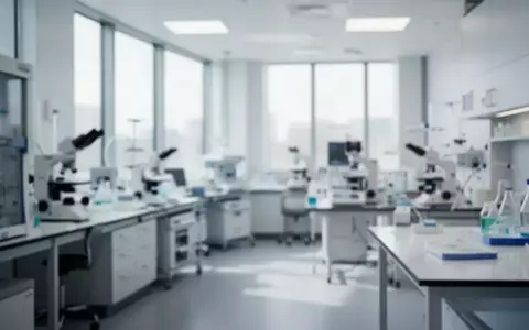 Ein modernes, steriles medizinisches Forschungslabor mit weichem Tageslicht und unscharfen klinischen Geräten im Hintergrund. - Foto: über boerse-global.de