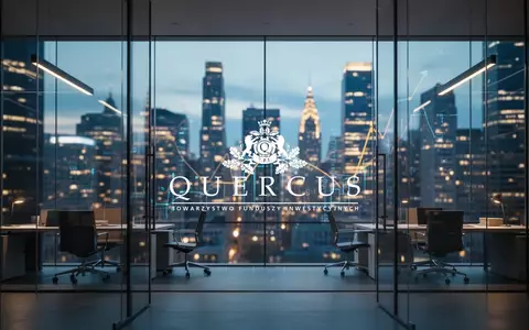 Abstraktes, modernes Bürointerieur mit Blick auf ein Finanzviertel zur Dämmerung, symbolisiert institutionelles Vermögen. - Foto: über boerse-global.de