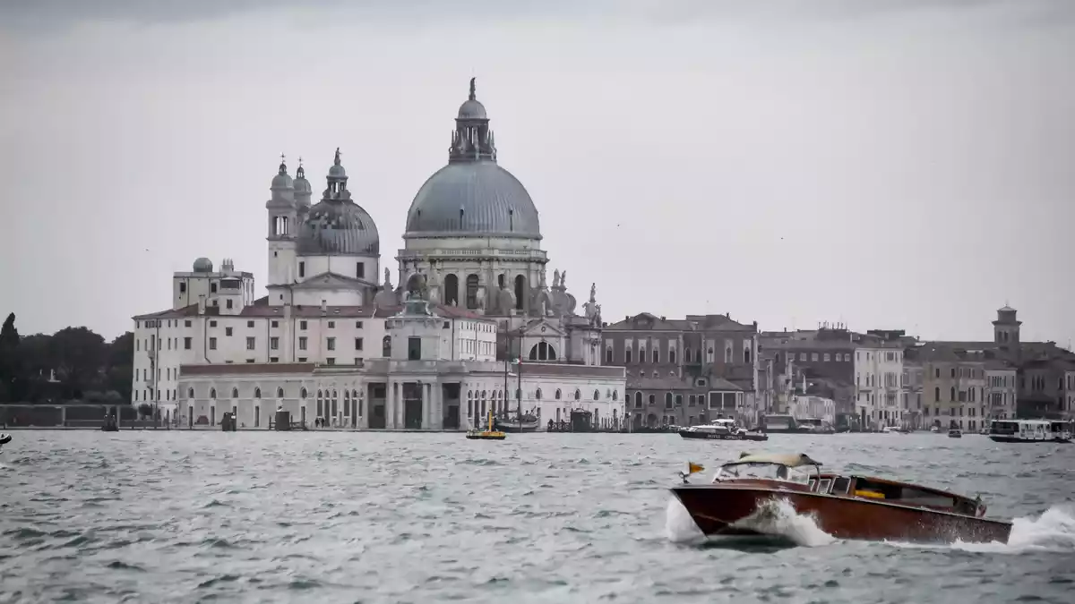 In der Lagune von Venedig sind viele Wassertaxis unterwegs. (Archivbild) - Bild: Claudio Furlan/LaPresse via ZUMA Press/dpa