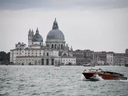 In der Lagune von Venedig sind viele Wassertaxis unterwegs. (Archivbild) - Foto: Claudio Furlan/LaPresse via ZUMA Press/dpa