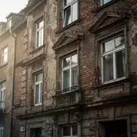 Fassade eines älteren Wohngebäudes in einer deutschen Stadt bei Morgenlicht. - Foto: über boerse-global.de