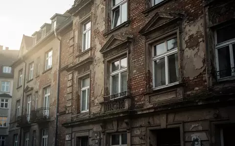 Fassade eines älteren Wohngebäudes in einer deutschen Stadt bei Morgenlicht. - Foto: über boerse-global.de
