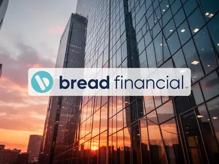 Moderne Glasfassade eines Bürogebäudes bei Sonnenuntergang als Symbol für Finanzwachstum und Unternehmenskollaborationen. - Foto: über boerse-global.de