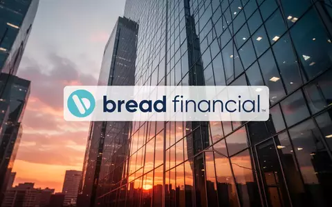 Moderne Glasfassade eines Bürogebäudes bei Sonnenuntergang als Symbol für Finanzwachstum und Unternehmenskollaborationen. - Foto: über boerse-global.de