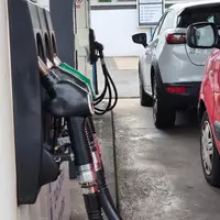 Jeder Autofahrer merkt es: Tanken wird immer teurer. (Symbolbild) - Foto: Sascha Thelen/dpa