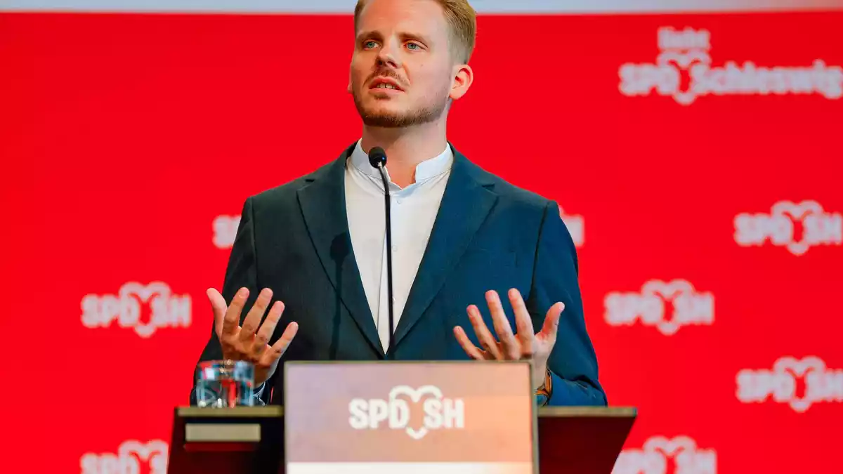 Tim Klüssendorf forderte die Einführung eines Spritpreisdeckels, eine Übergewinnsteuer und mehr Preistransparenz. (Archivbild) - Bild: Frank Molter/dpa