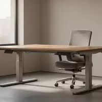 Ein minimalistisch gestalteter, heller Büroarbeitsplatz mit einem höhenverstellbaren Schreibtisch und ergonomischem Stuhl. - Foto: über boerse-global.de