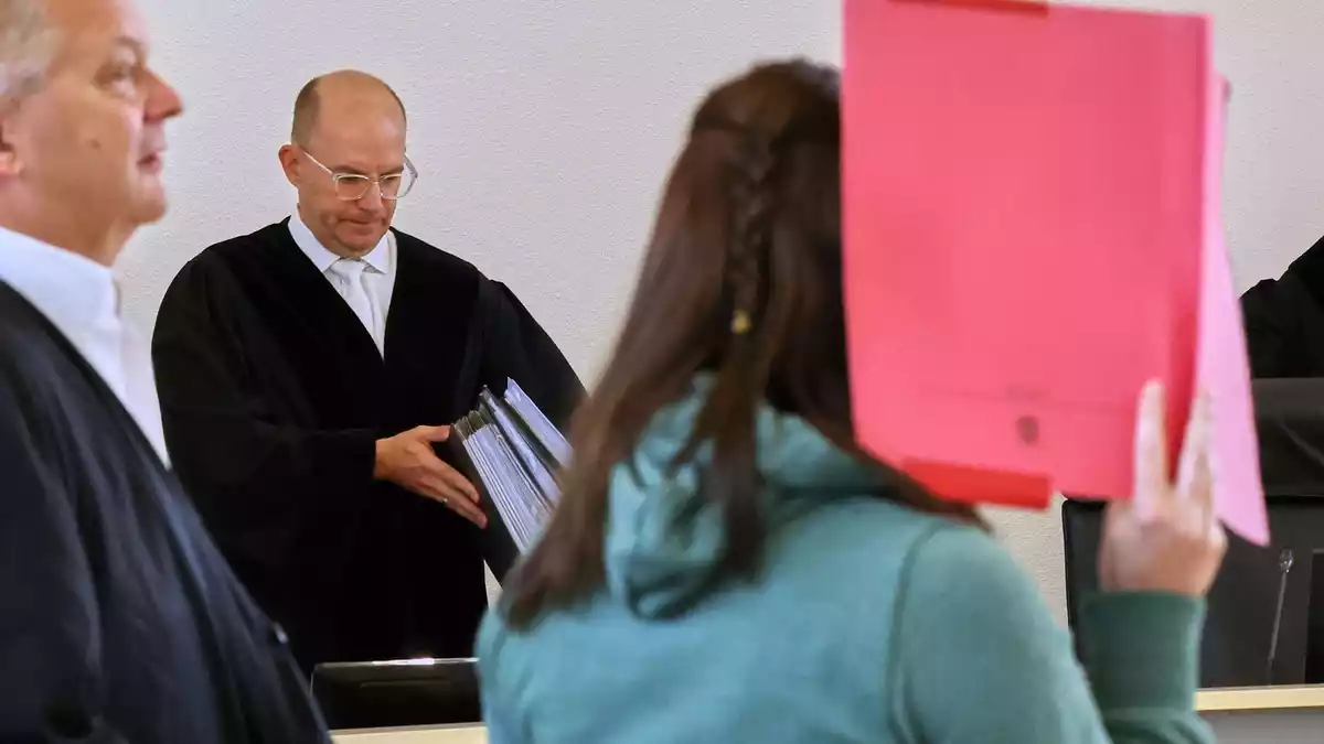 Der Vorsitzende Richter Schütt hat immer wieder Zweifel an den Aussagen der Angeklagten im Mordfall Fabian - Bild: Bernd Wüstneck/dpa