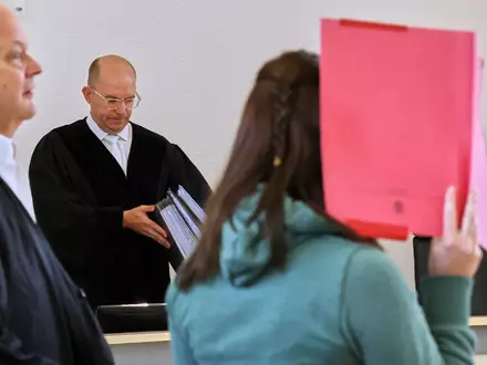 Der Vorsitzende Richter Schütt hat immer wieder Zweifel an den Aussagen der Angeklagten im Mordfall Fabian - Foto: Bernd Wüstneck/dpa