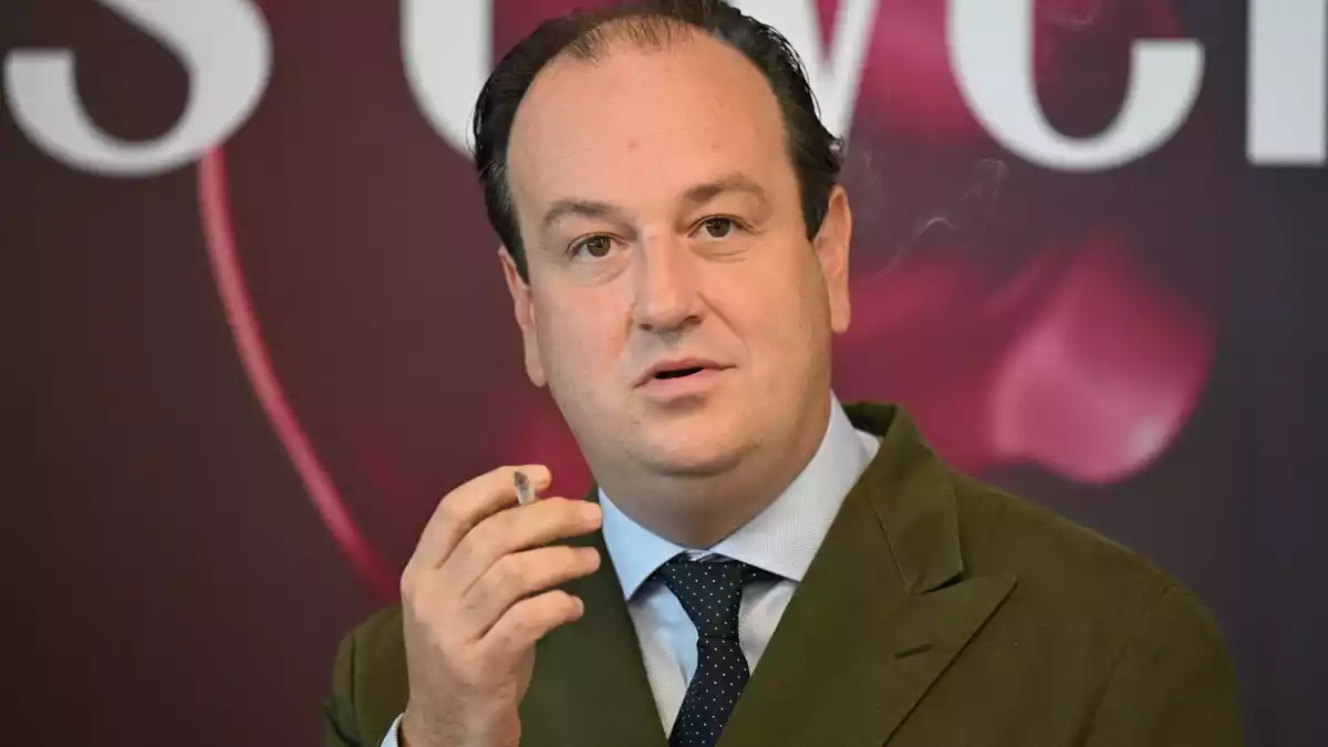 Bei der Pressekonferenz der Intertabac durfte geraucht werden - also griff VdR-Vertreter Maximilian van Ackeren auch am Rednerpult zur Zigarette.  - Bild: Wolf von Dewitz/dpa