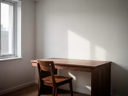 Ein leerer, minimalistischer Arbeitsplatz in einem privaten Wohnraum mit sanftem Tageslichteinfall. - Foto: über boerse-global.de