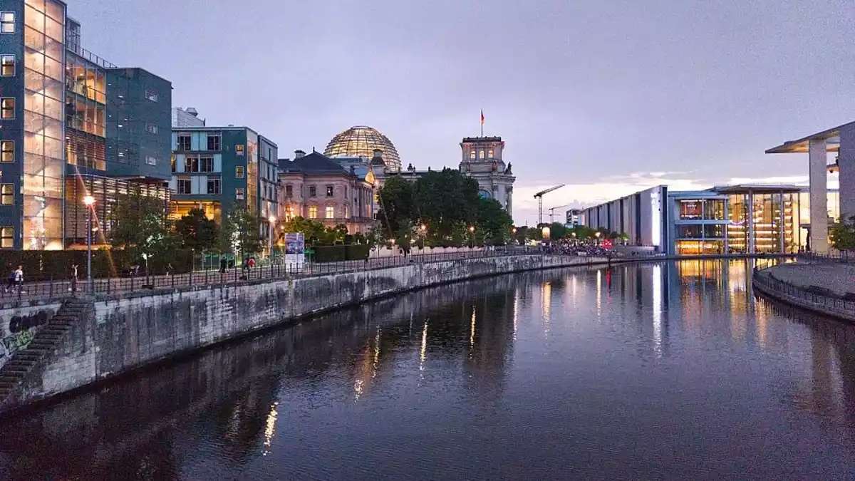 Bund und Berlin unterzeichnen neuen Hauptstadtfinanzierungsvertrag