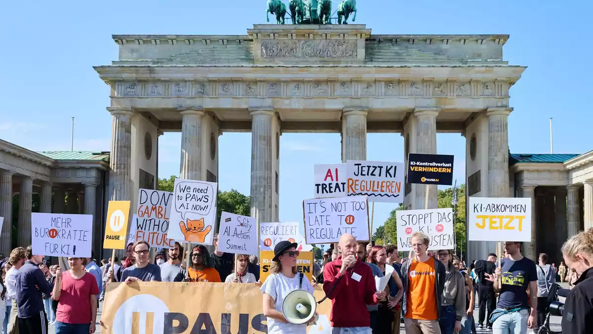 Geld vom Bund gibt es unter anderem für die Absicherung von Demonstrationen.  - Bild: Annette Riedl/dpa