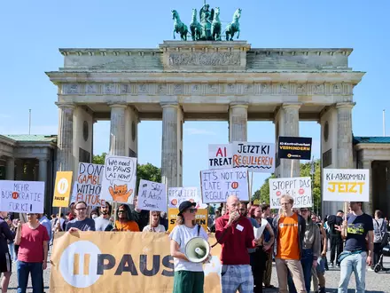 Geld vom Bund gibt es unter anderem für die Absicherung von Demonstrationen.  - Foto: Annette Riedl/dpa