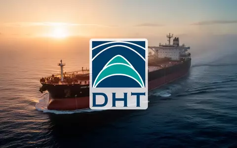 Ein großer Öltanker auf ruhigem, blauem Ozean bei Sonnenaufgang, symbolisch für die maritime Ölindustrie. - Foto: über boerse-global.de