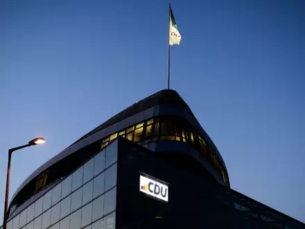 CDU und CSU fallen in der aktuellen YouGov Sonntagsfrage auf ein neues Tief. (Symbolbild) - Foto: Christoph Soeder/dpa