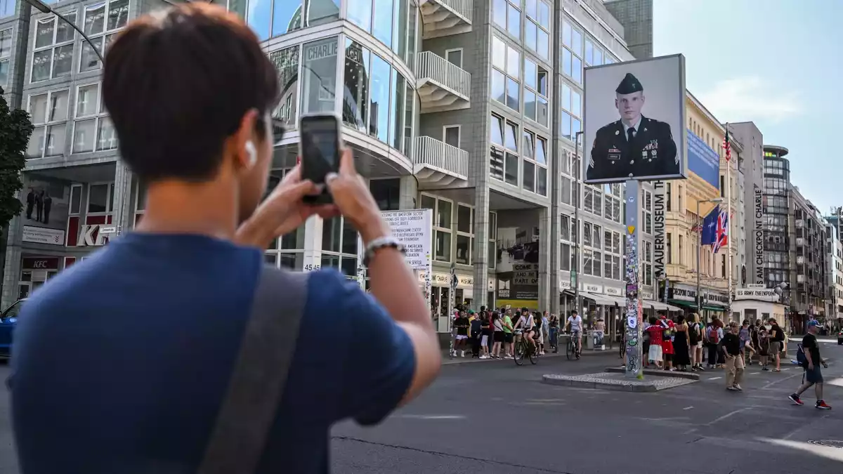 Der Checkpoint Charlie als Erinnerungs- und Bildungsort soll weiterentwickelt werden. (Archivbild) - Bild: Britta Pedersen/dpa