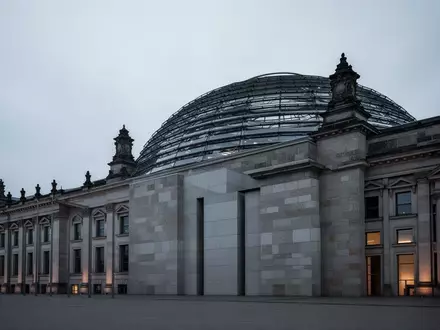 Die Fassade des Reichstagsgebäudes in Berlin bei Dämmerung, architektonische Aufnahme ohne Personen. - Foto: über boerse-global.de