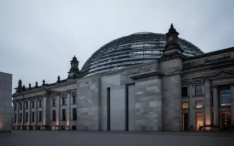 Die Fassade des Reichstagsgebäudes in Berlin bei Dämmerung, architektonische Aufnahme ohne Personen. - Foto: über boerse-global.de