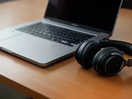 Symbolic image: laptop and headphones on a desk - Foto: über boerse-global.de