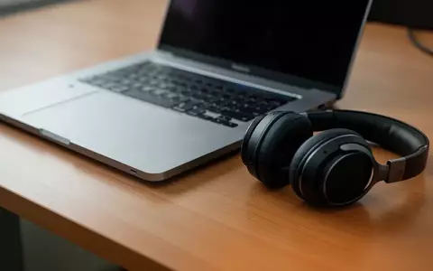 Symbolic image: laptop and headphones on a desk - Foto: über boerse-global.de