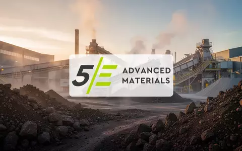 Moderne industrielle Anlage zur Mineralverarbeitung bei Sonnenuntergang. - Foto: über boerse-global.de