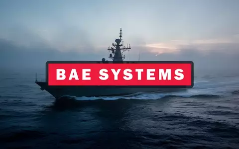 Moderne Silhouette eines Kriegsschiffes in nebligen Gewässern bei Dämmerung, repräsentativ für den Verteidigungssektor. - Foto: über boerse-global.de
