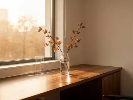 Ein heller, minimalistischer Behandlungsraum in einer Arztpraxis mit herbstlichem Tageslichteinfall. - Foto: über boerse-global.de