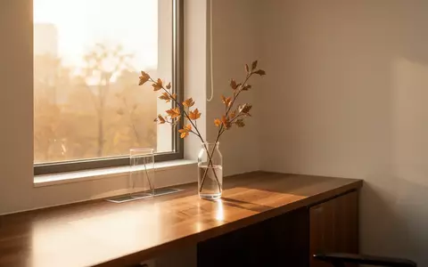 Ein heller, minimalistischer Behandlungsraum in einer Arztpraxis mit herbstlichem Tageslichteinfall. - Foto: über boerse-global.de