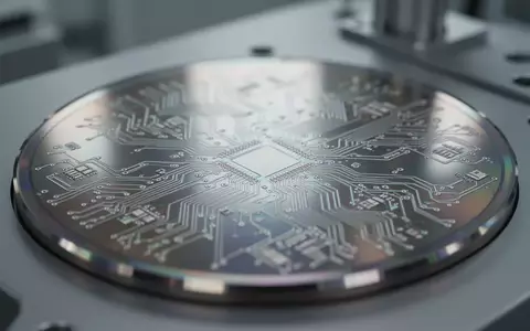 Nahaufnahme eines Silizium-Wafers mit fein geätzten Schaltkreisstrukturen in einem sterilen Labor. - Foto: über boerse-global.de