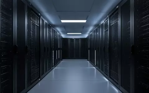Ein steriler Serverraum mit dunklen, minimalistischen Serverracks und dezenter blauer Beleuchtung. - Foto: über boerse-global.de
